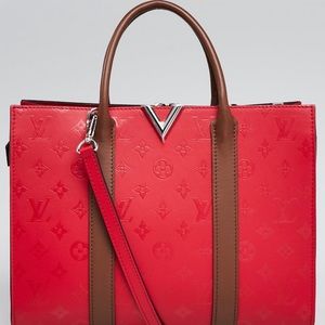 LOUIS VUITTON
Rubis Noisettle Cuir Plume Leather Very MM Tote Bag